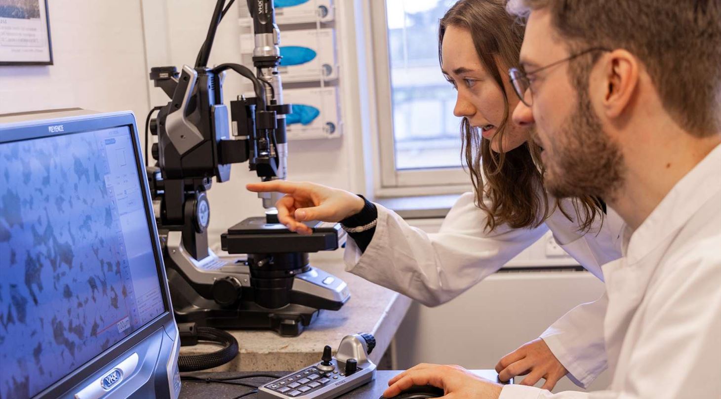 Mand og kvinde i labotorie